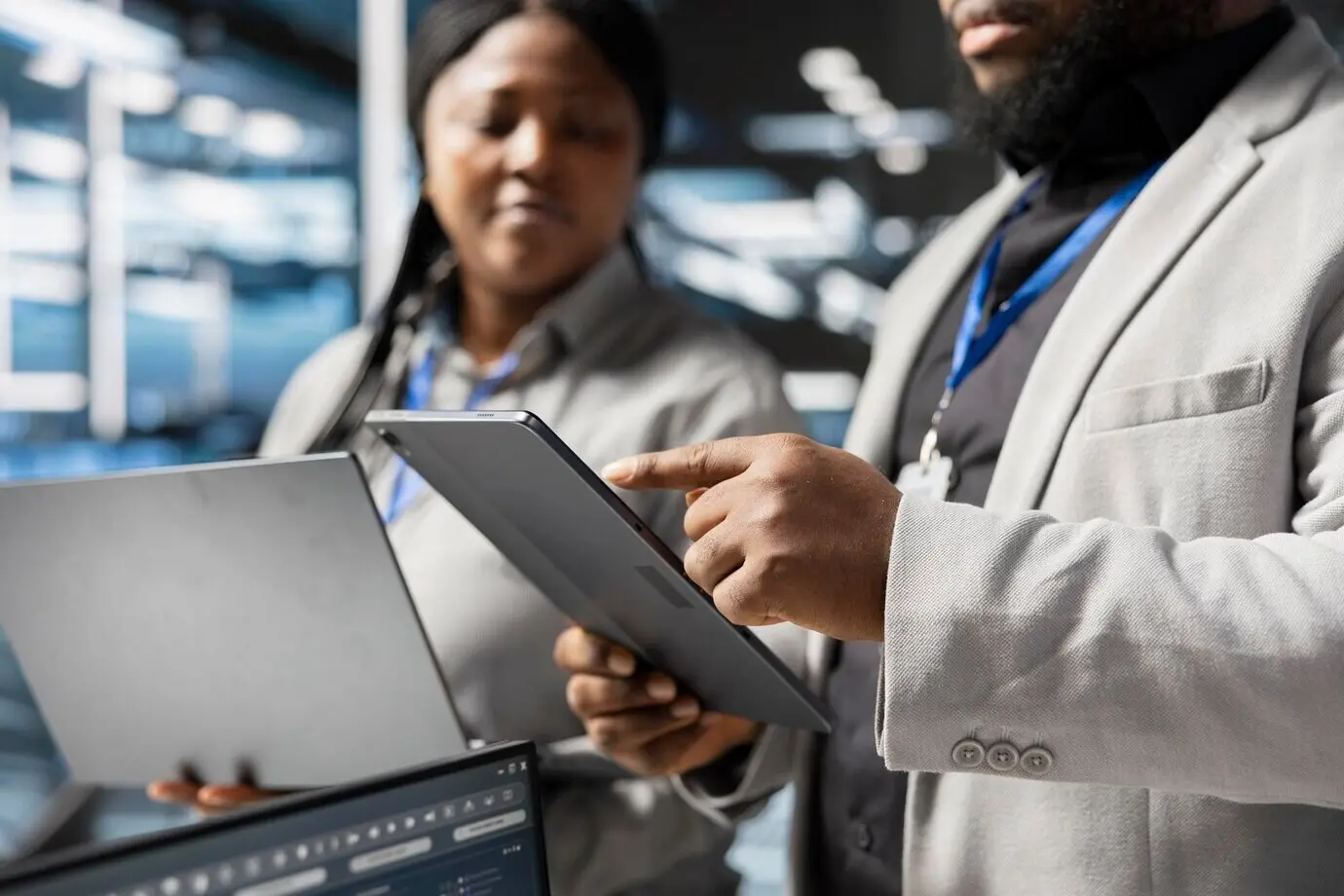 Сотрудники центра обработки данных совместно работают над обновлением серверных технологий.