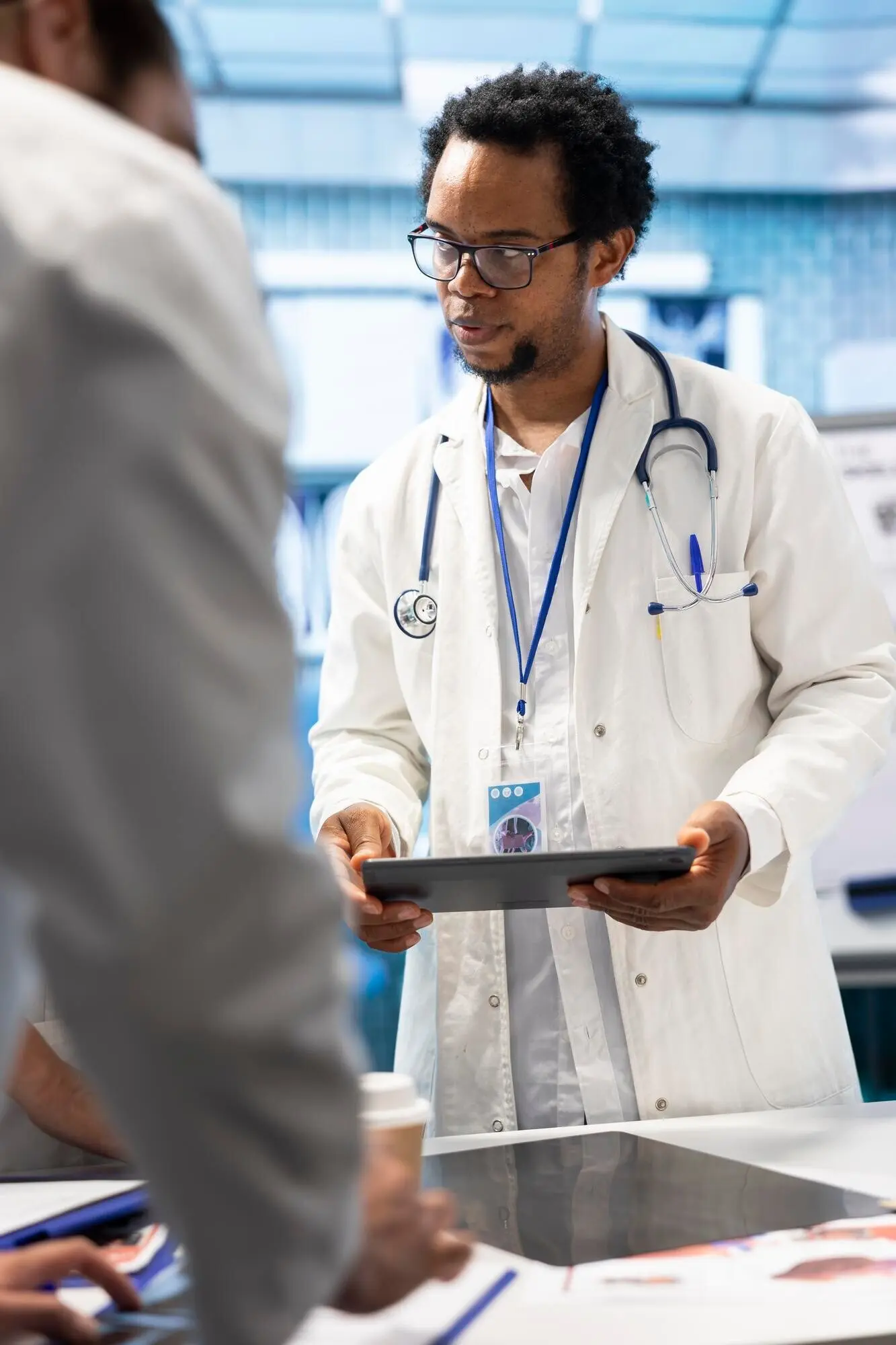 Команда медицинских специалистов обсуждает результаты рентгенологических исследований и медицинские записи.