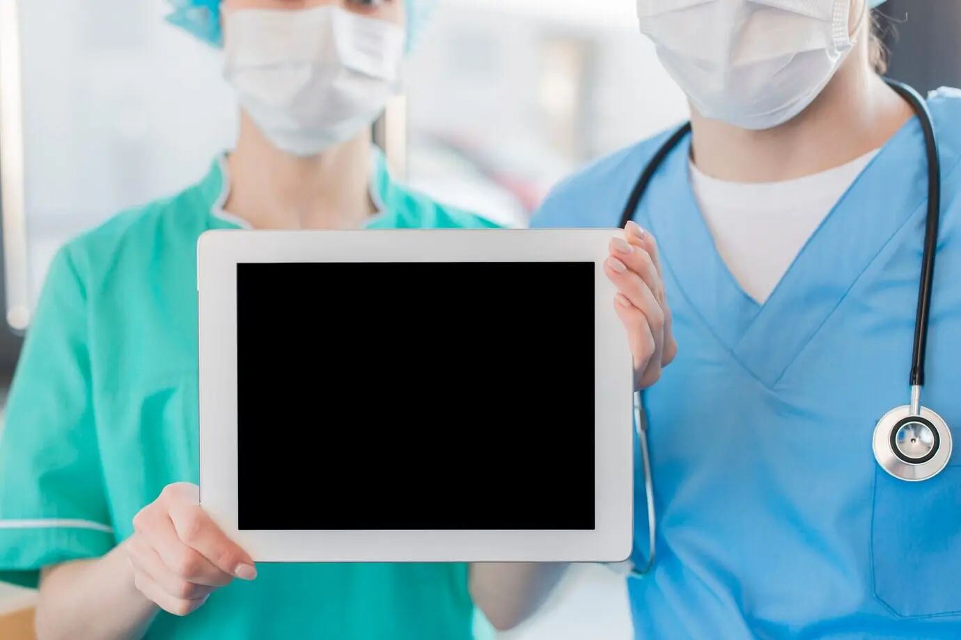 Крупный план медсестёр, держащих меловую доску.